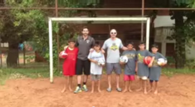 Los coaches Brett y Craig no solo vinieron a brindar becas al talento paraguayo